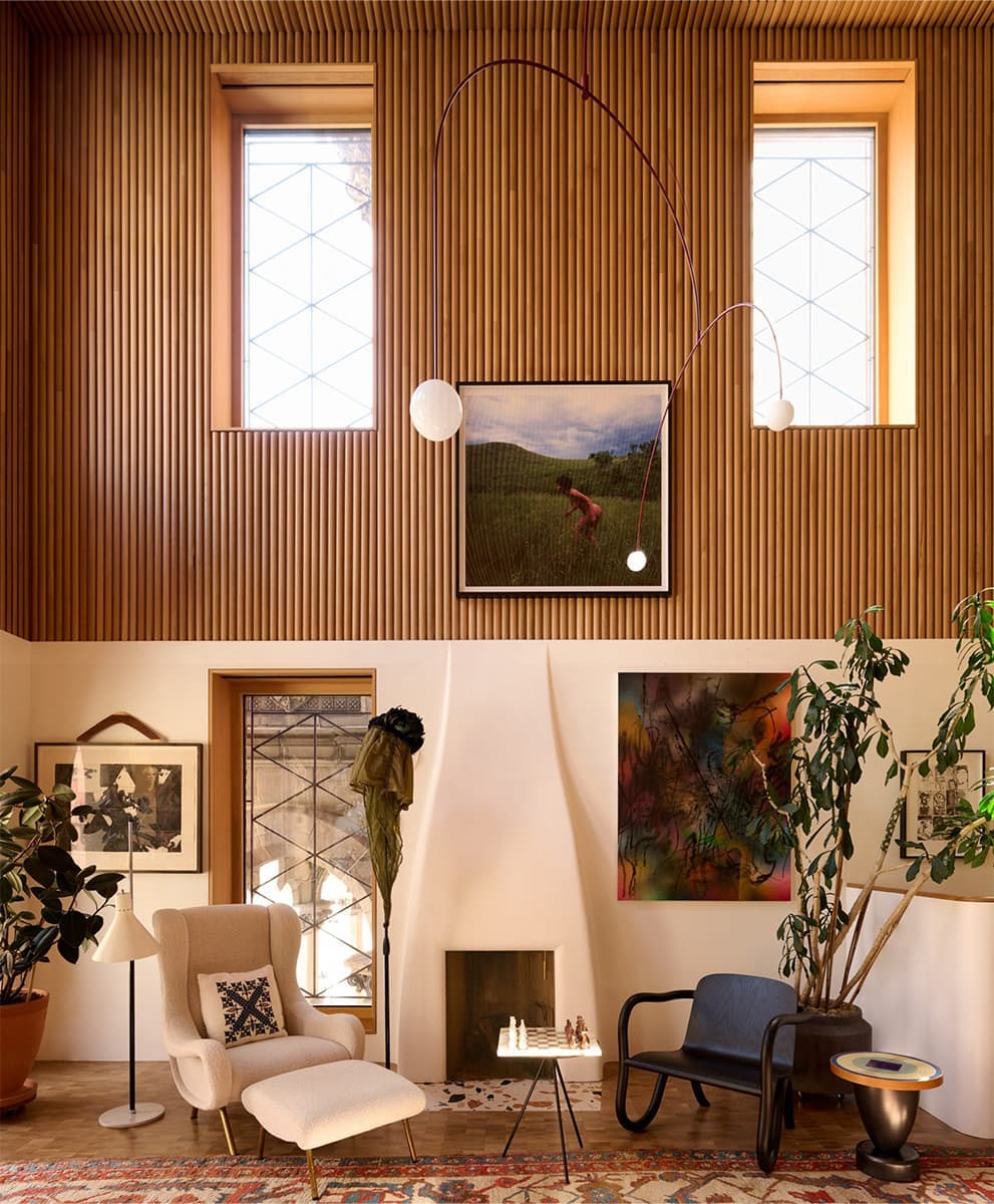 Двусветная гостиная и сдвоенные окна в интерьере бывшего дома священника из Нью-Йорка — проект студии GRT Architects