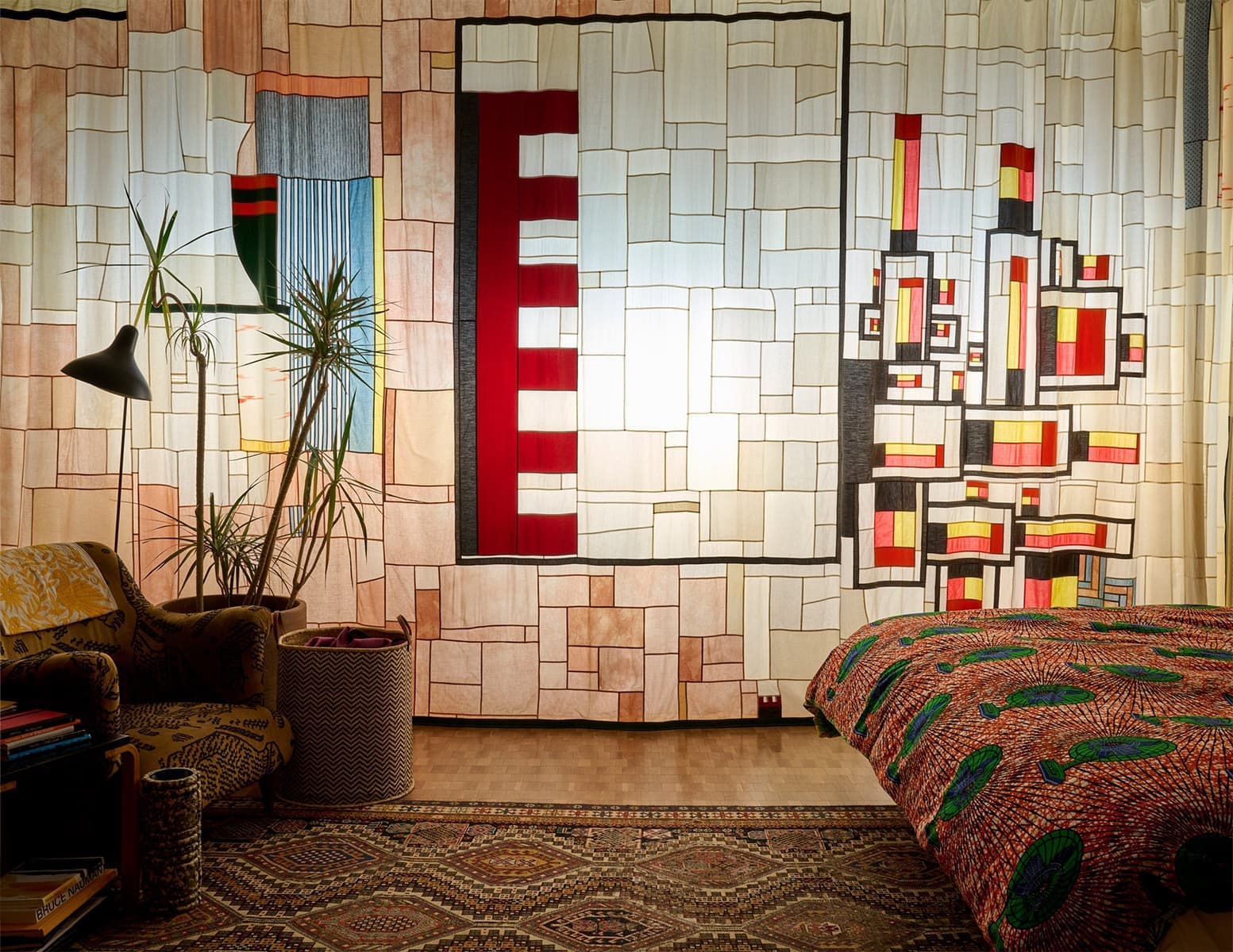 Двусветная гостиная и сдвоенные окна в интерьере бывшего дома священника из Нью-Йорка — проект студии GRT Architects