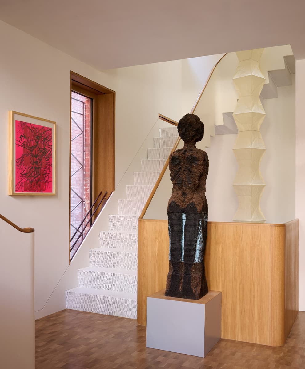 Двусветная гостиная и сдвоенные окна в интерьере бывшего дома священника из Нью-Йорка — проект студии GRT Architects