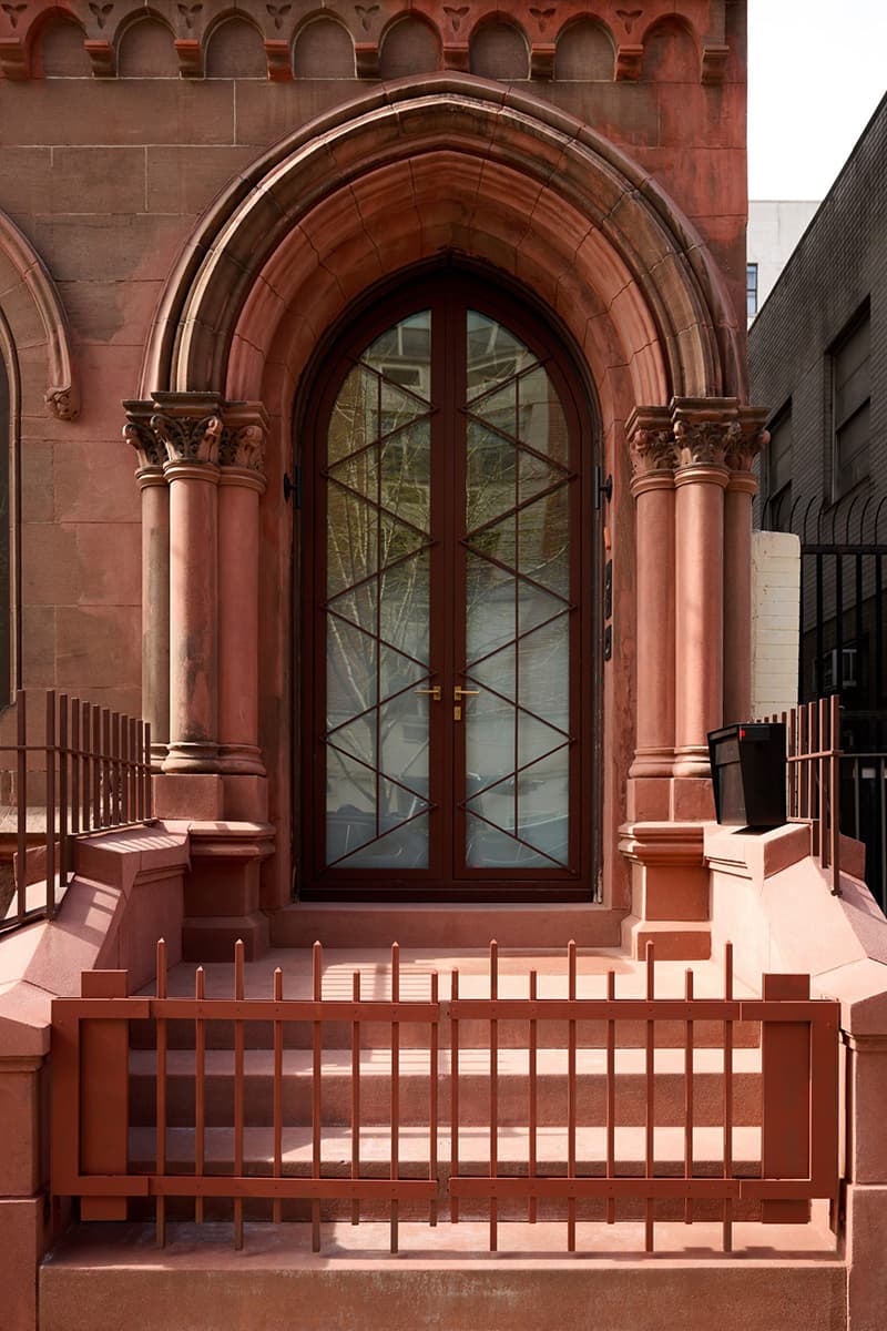 Двусветная гостиная и сдвоенные окна в интерьере бывшего дома священника из Нью-Йорка — проект студии GRT Architects