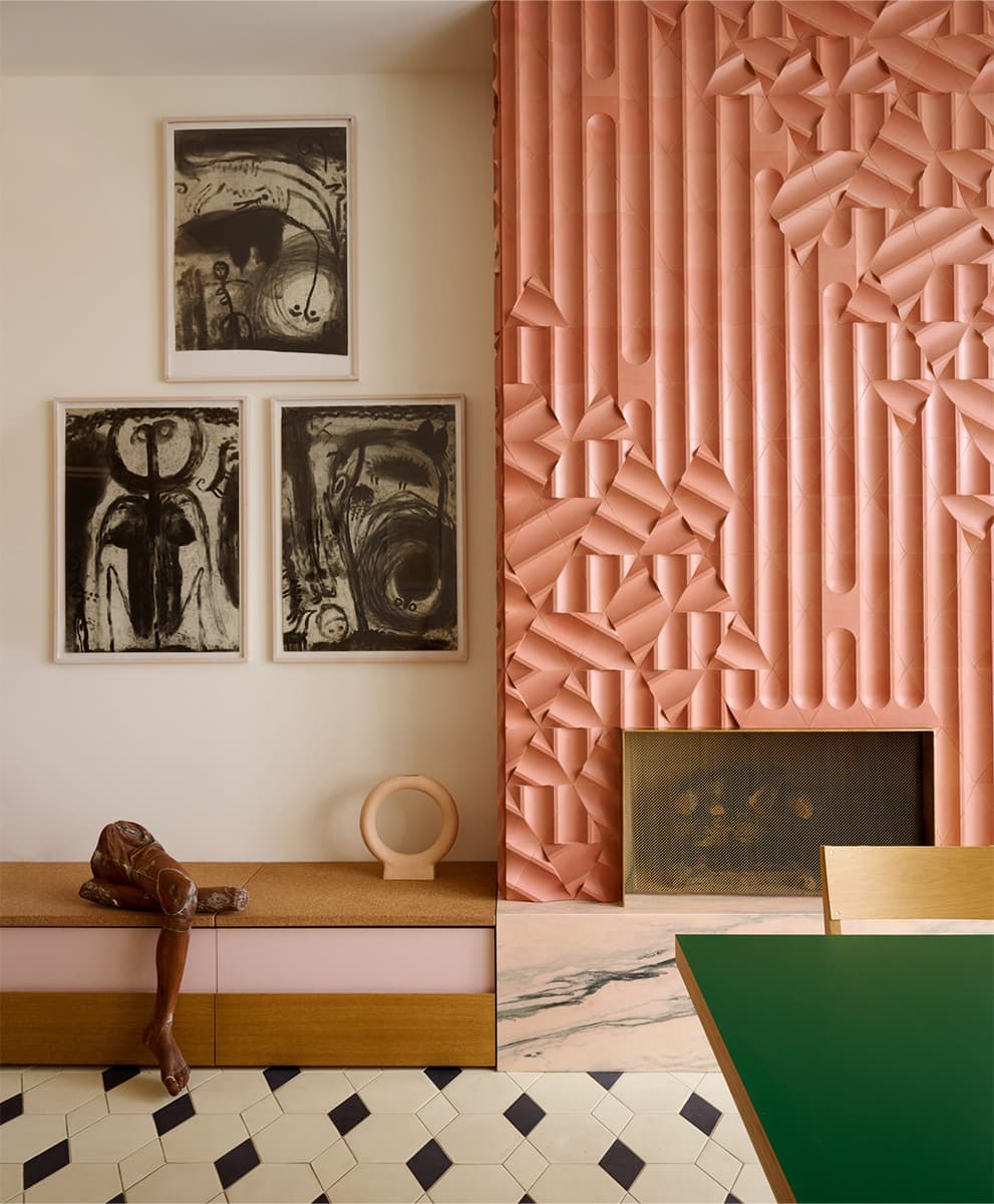 Двусветная гостиная и сдвоенные окна в интерьере бывшего дома священника из Нью-Йорка — проект студии GRT Architects