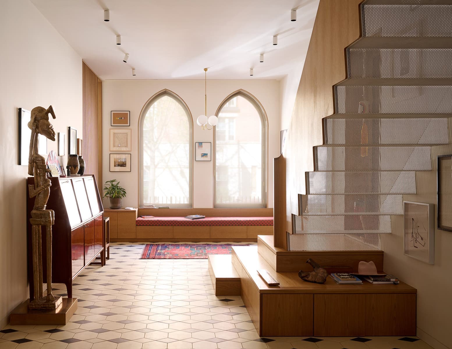 Двусветная гостиная и сдвоенные окна в интерьере бывшего дома священника из Нью-Йорка — проект студии GRT Architects