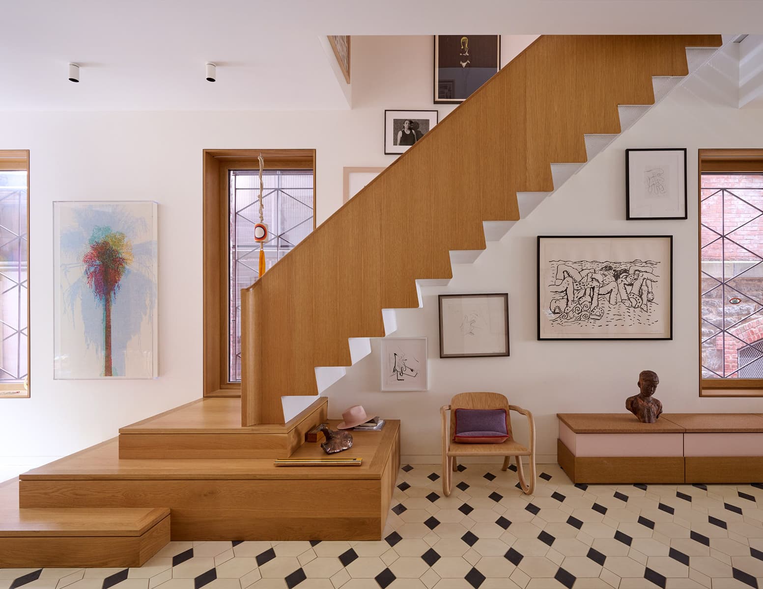 Двусветная гостиная и сдвоенные окна в интерьере бывшего дома священника из Нью-Йорка — проект студии GRT Architects