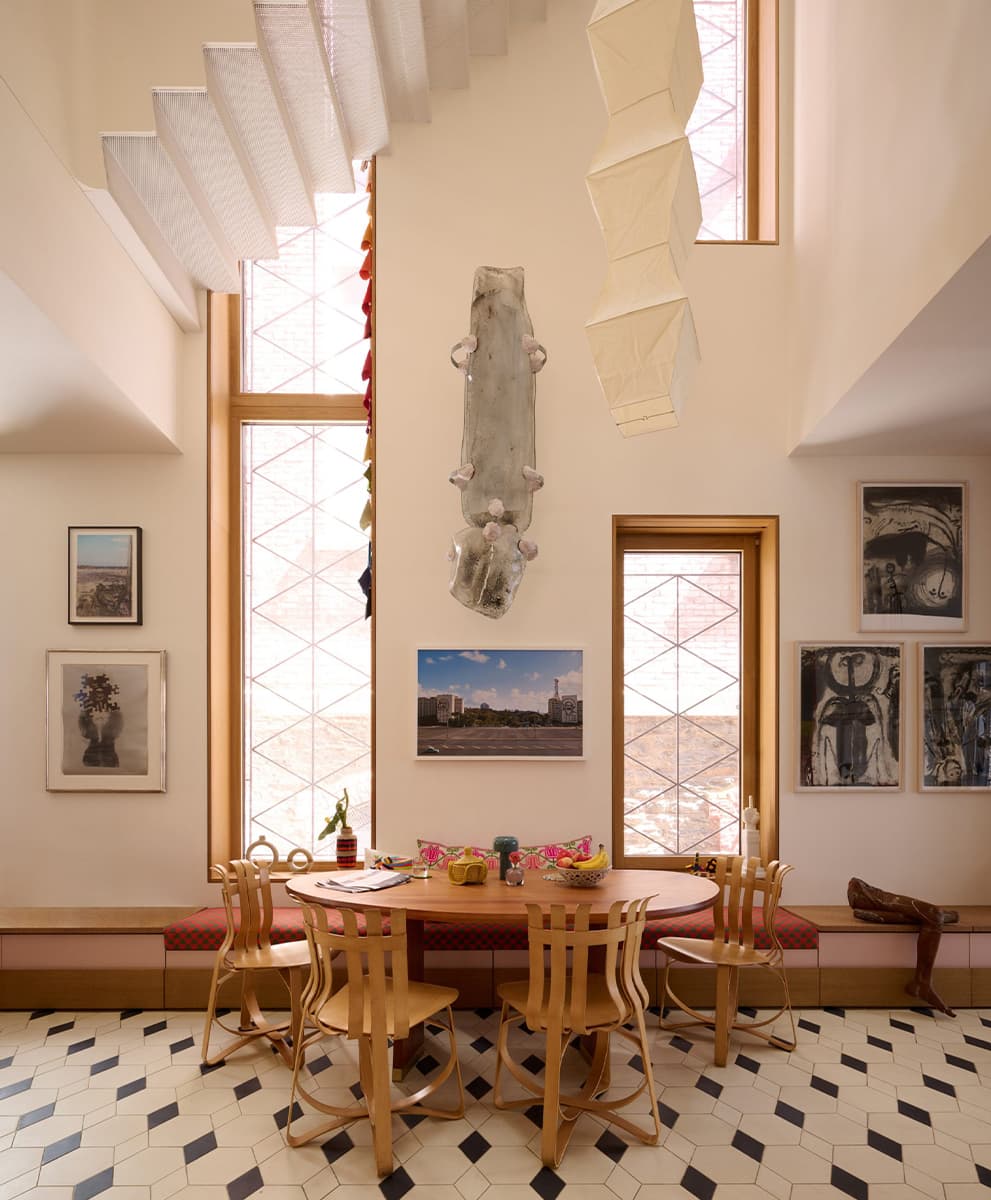 Двусветная гостиная и сдвоенные окна в интерьере бывшего дома священника из Нью-Йорка — проект студии GRT Architects