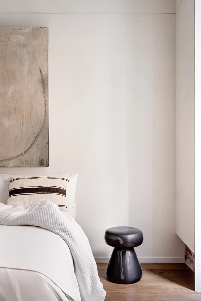 Теплый и эклектичный интерьер квартиры с винной комнатой — проект Arquid