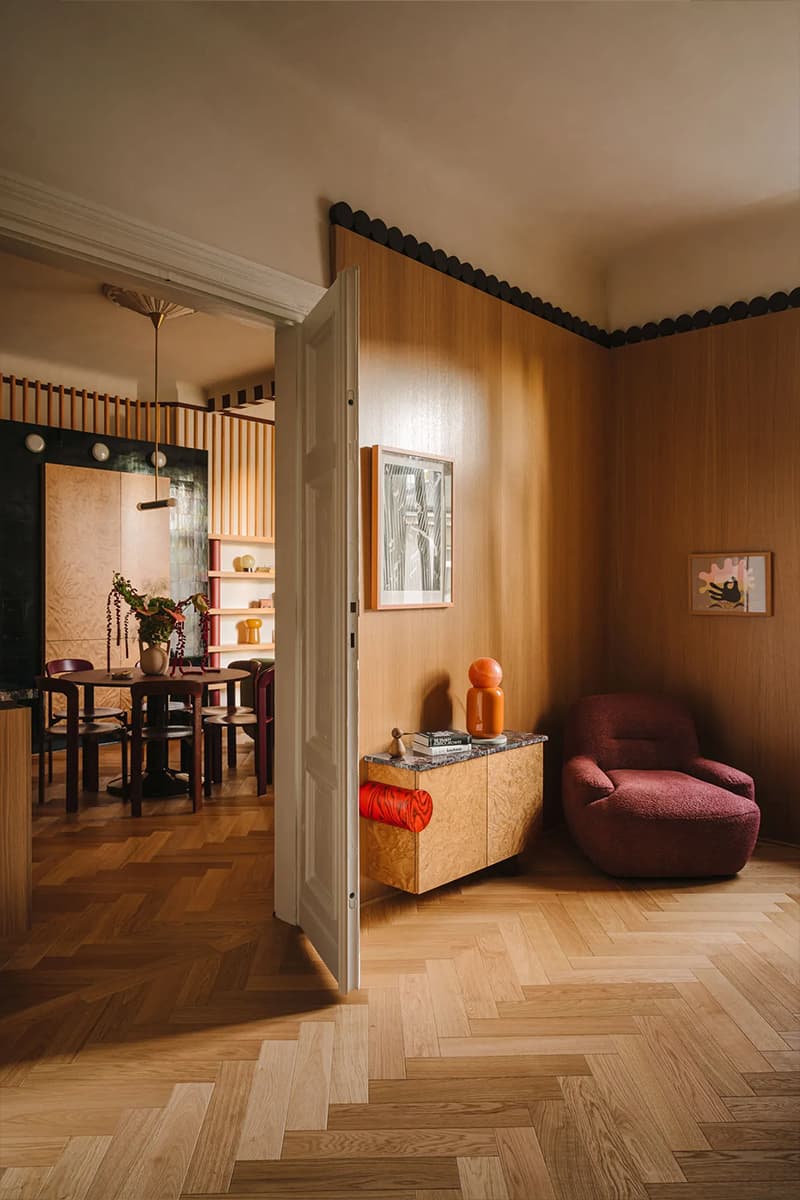 Пурпурный стол, разноцветный мрамор и округлые формы в интерьере исторической квартиры — проект бюро NOWW Studio