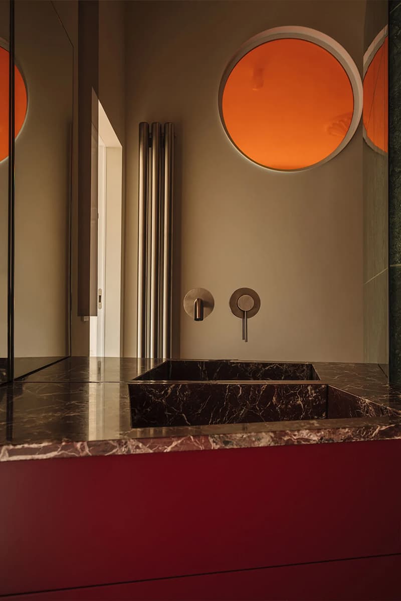 Пурпурный стол, разноцветный мрамор и округлые формы в интерьере исторической квартиры — проект бюро NOWW Studio