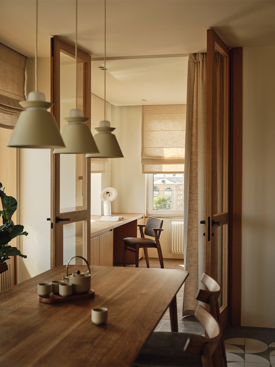 Необычный проход из кухни в кабинет в мягком интерьере петербургской квартиры — проект VOLVES interior