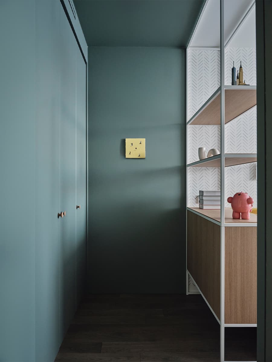 Необычный проход из кухни в кабинет в мягком интерьере петербургской квартиры — проект VOLVES interior