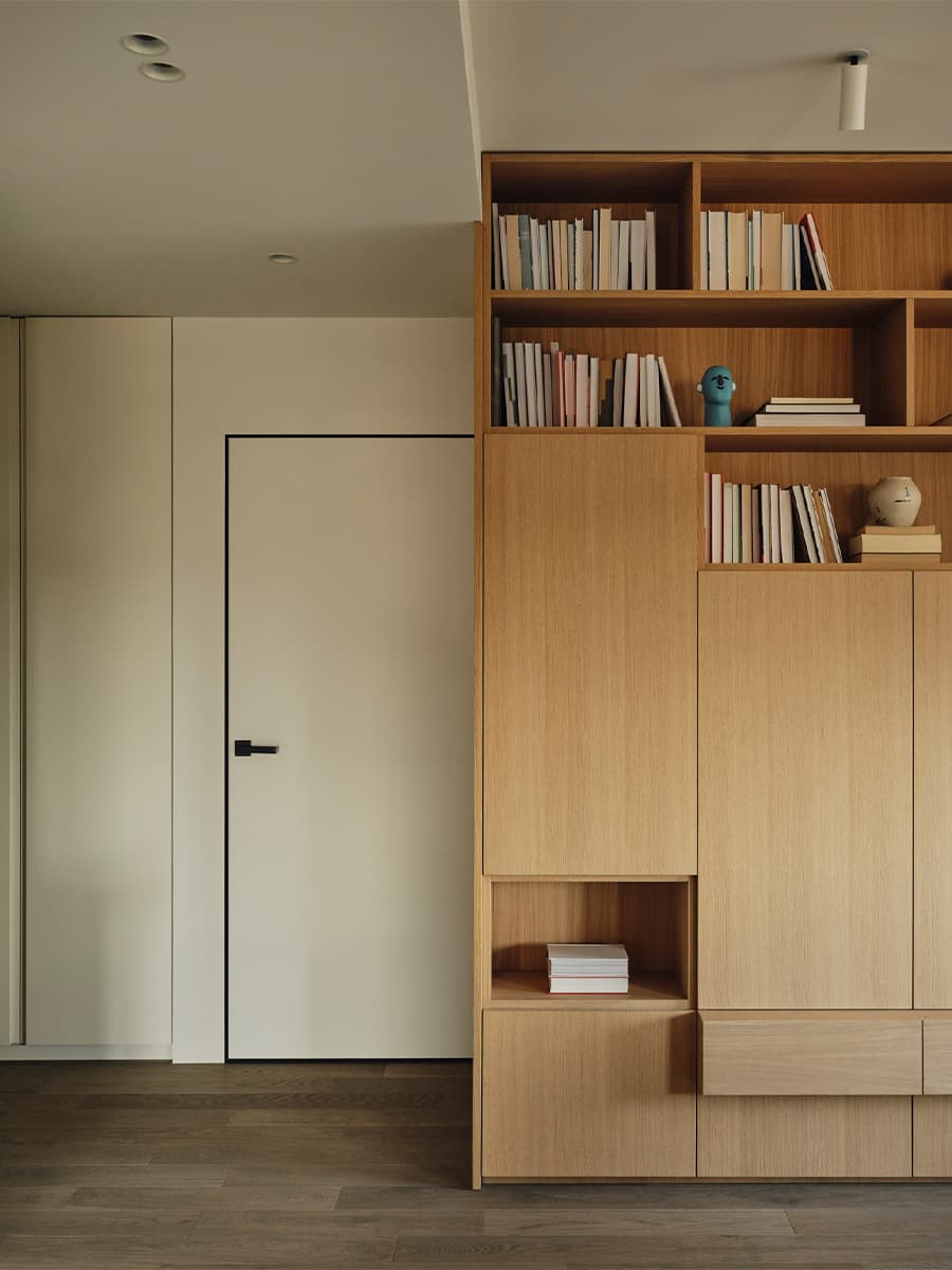 Необычный проход из кухни в кабинет в мягком интерьере петербургской квартиры — проект VOLVES interior