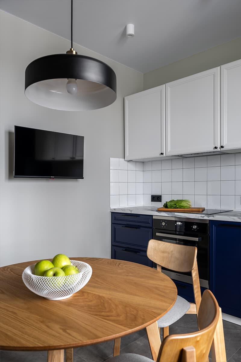 Льняная люстра, репродукция картины и природные цвета в интерьере квартиры в Новой Москве — проект Веры Ильинчик