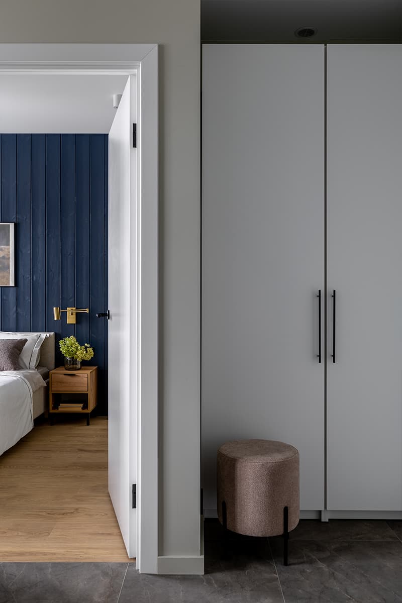 Льняная люстра, репродукция картины и природные цвета в интерьере квартиры в Новой Москве — проект Веры Ильинчик