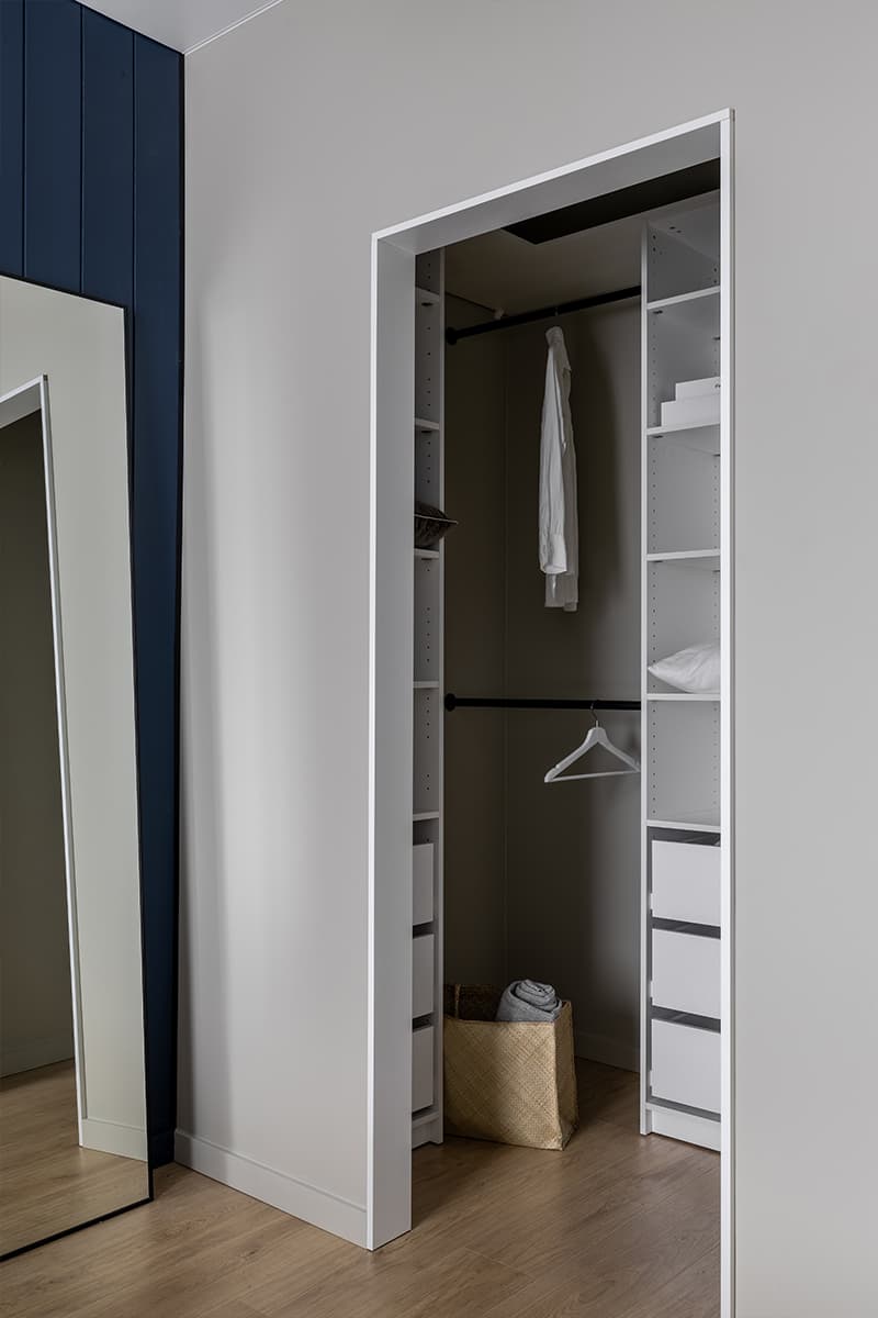 Льняная люстра, репродукция картины и природные цвета в интерьере квартиры в Новой Москве — проект Веры Ильинчик