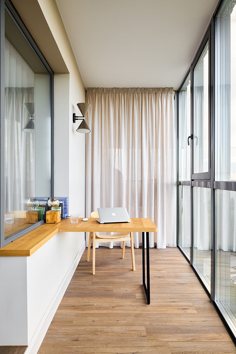 Наполненный цветом и теплыми фактурами интерьер квартиры с кабинетом на лоджии — проект Полины Коптевой