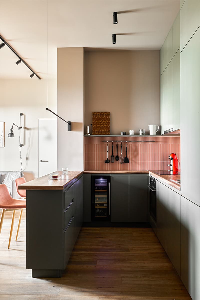 Наполненный цветом и теплыми фактурами интерьер квартиры с кабинетом на лоджии — проект Полины Коптевой