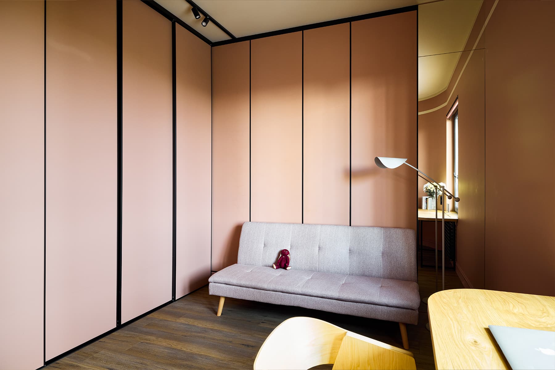 Наполненный цветом и теплыми фактурами интерьер квартиры с кабинетом на лоджии — проект Полины Коптевой