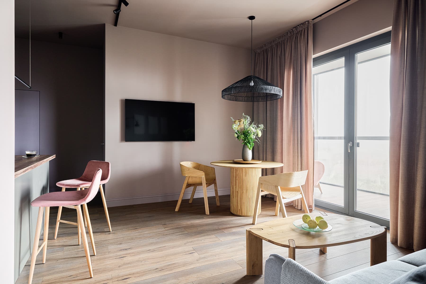 Наполненный цветом и теплыми фактурами интерьер квартиры с кабинетом на лоджии — проект Полины Коптевой