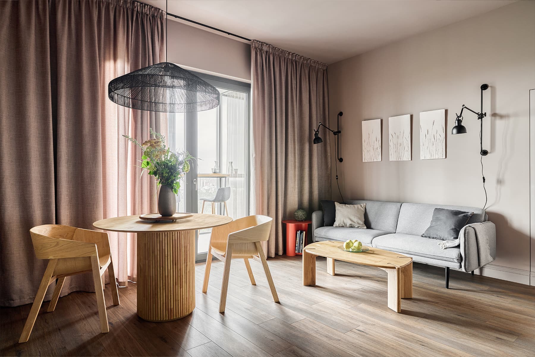 Наполненный цветом и теплыми фактурами интерьер квартиры с кабинетом на лоджии — проект Полины Коптевой