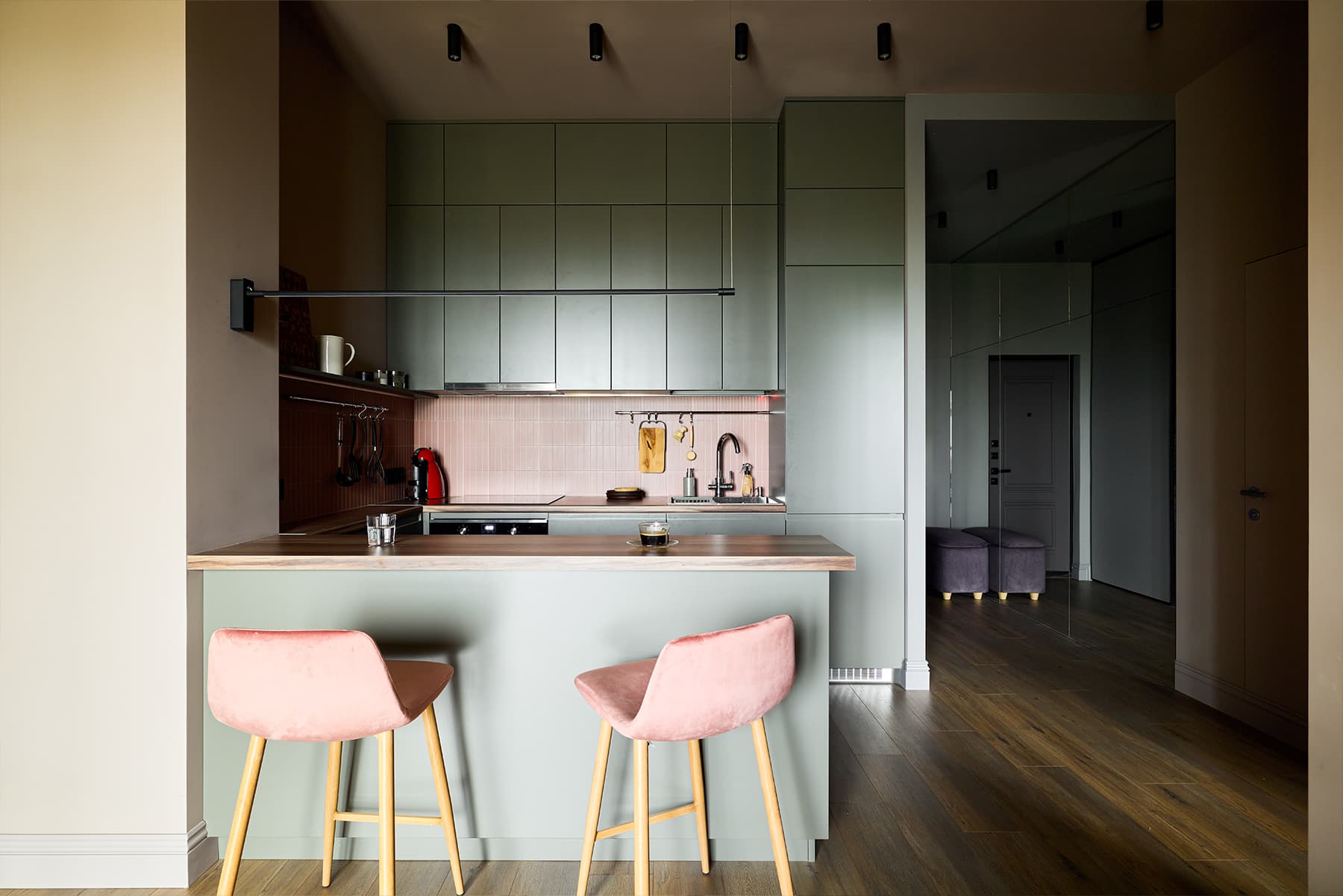 Наполненный цветом и теплыми фактурами интерьер квартиры с кабинетом на лоджии — проект Полины Коптевой