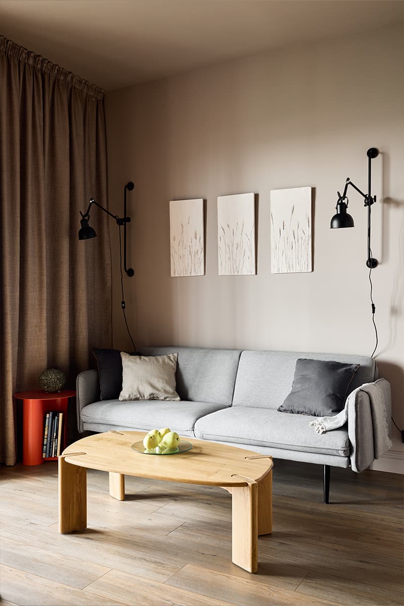 Наполненный цветом и теплыми фактурами интерьер квартиры с кабинетом на лоджии — проект Полины Коптевой