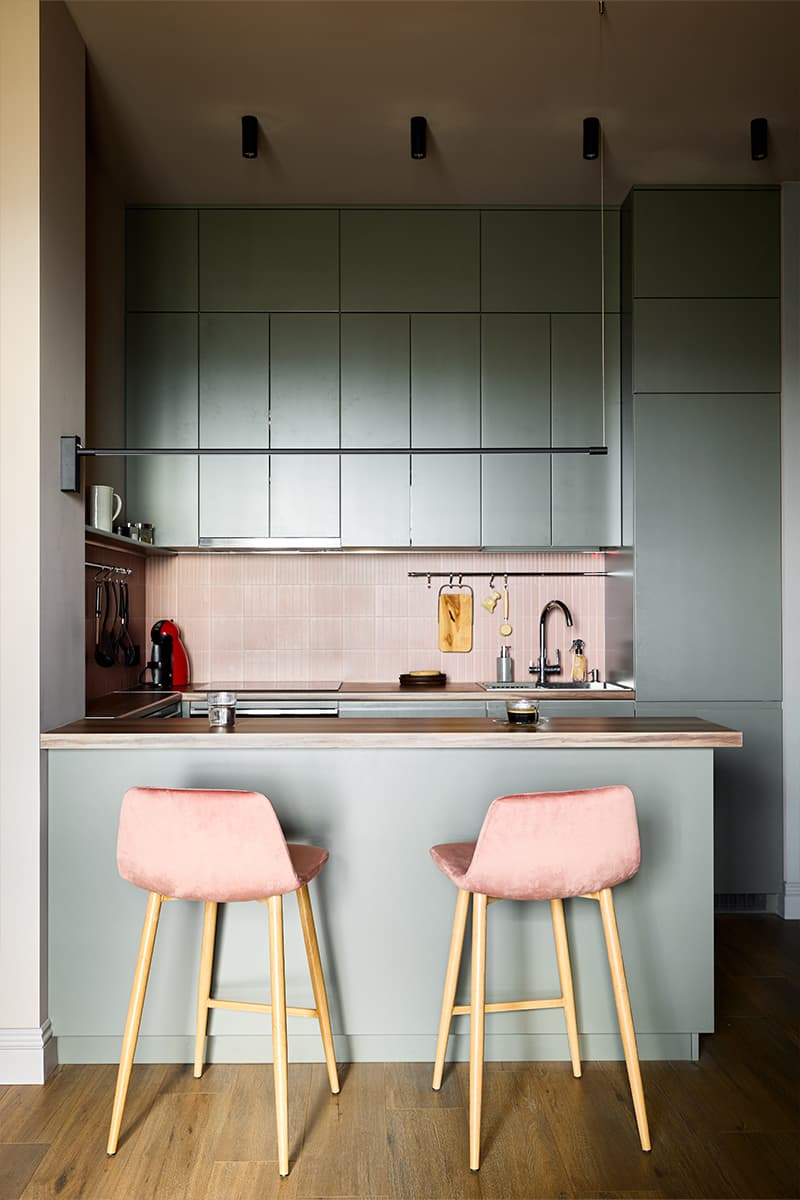 Наполненный цветом и теплыми фактурами интерьер квартиры с кабинетом на лоджии — проект Полины Коптевой