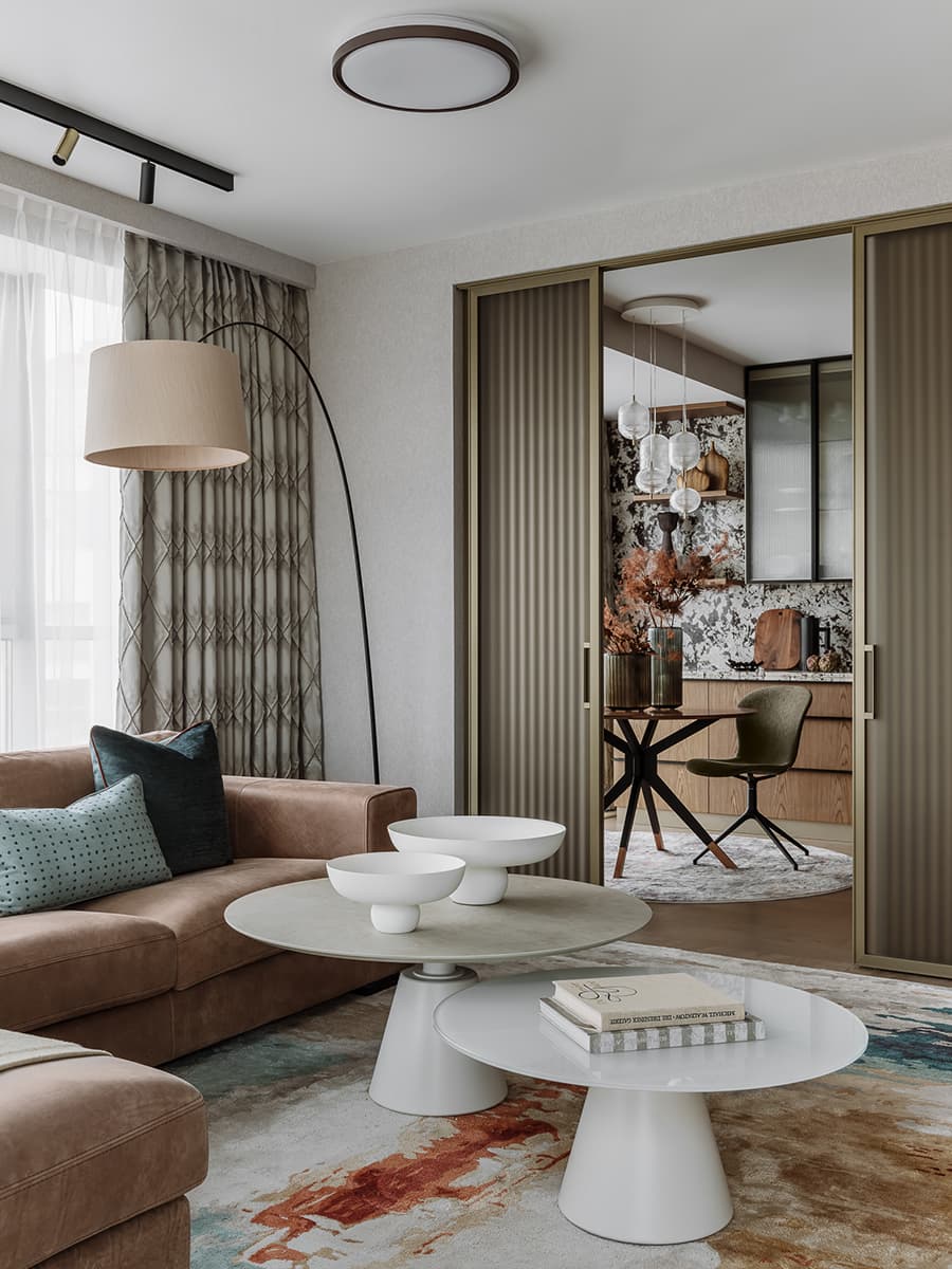 Деревянный потолок и динамичные перегородки в кухне просторной семейной квартиры — проект архитектурного бюро ON Plane