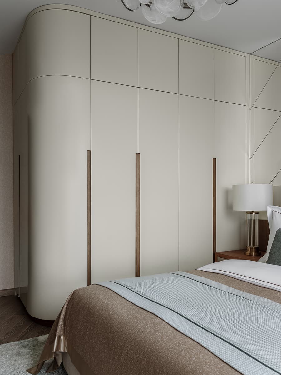 Деревянный потолок и динамичные перегородки в кухне просторной семейной квартиры — проект архитектурного бюро ON Plane