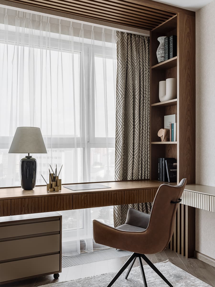 Деревянный потолок и динамичные перегородки в кухне просторной семейной квартиры — проект архитектурного бюро ON Plane