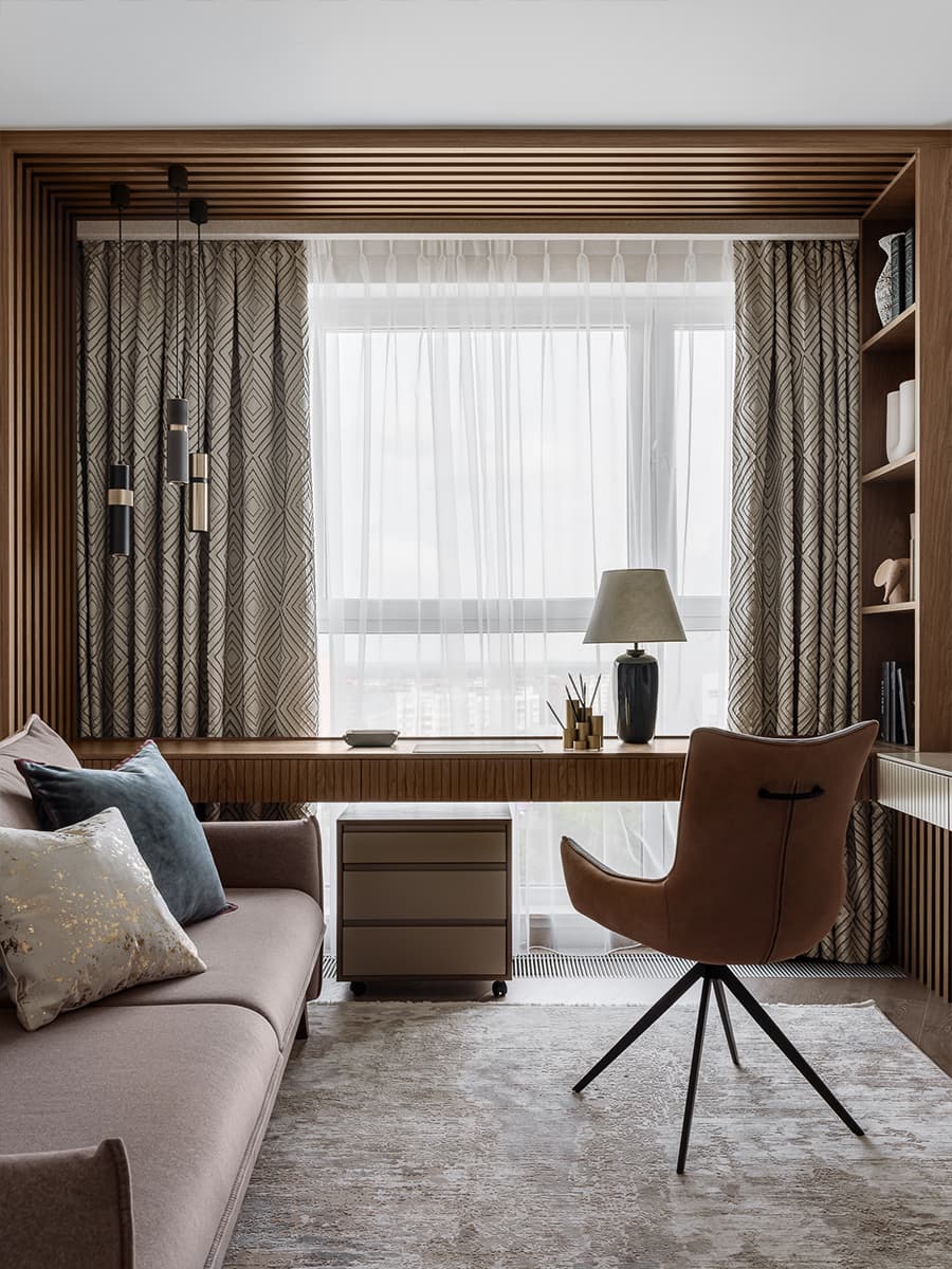 Деревянный потолок и динамичные перегородки в кухне просторной семейной квартиры — проект архитектурного бюро ON Plane