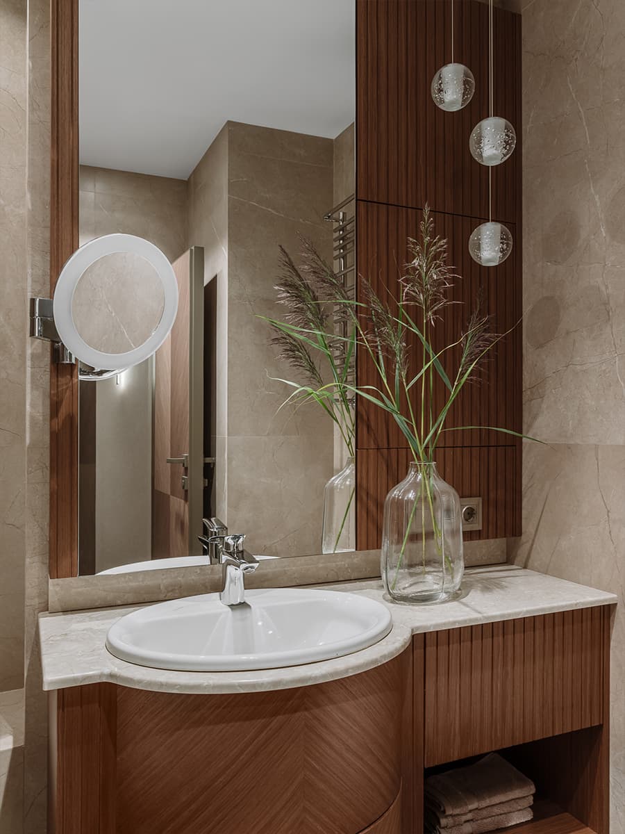 Деревянный потолок и динамичные перегородки в кухне просторной семейной квартиры — проект архитектурного бюро ON Plane