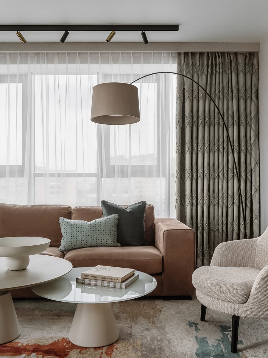 Деревянный потолок и динамичные перегородки в кухне просторной семейной квартиры — проект архитектурного бюро ON Plane