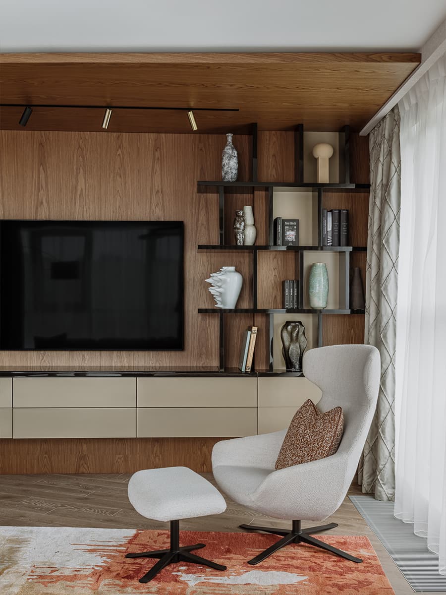 Деревянный потолок и динамичные перегородки в кухне просторной семейной квартиры — проект архитектурного бюро ON Plane