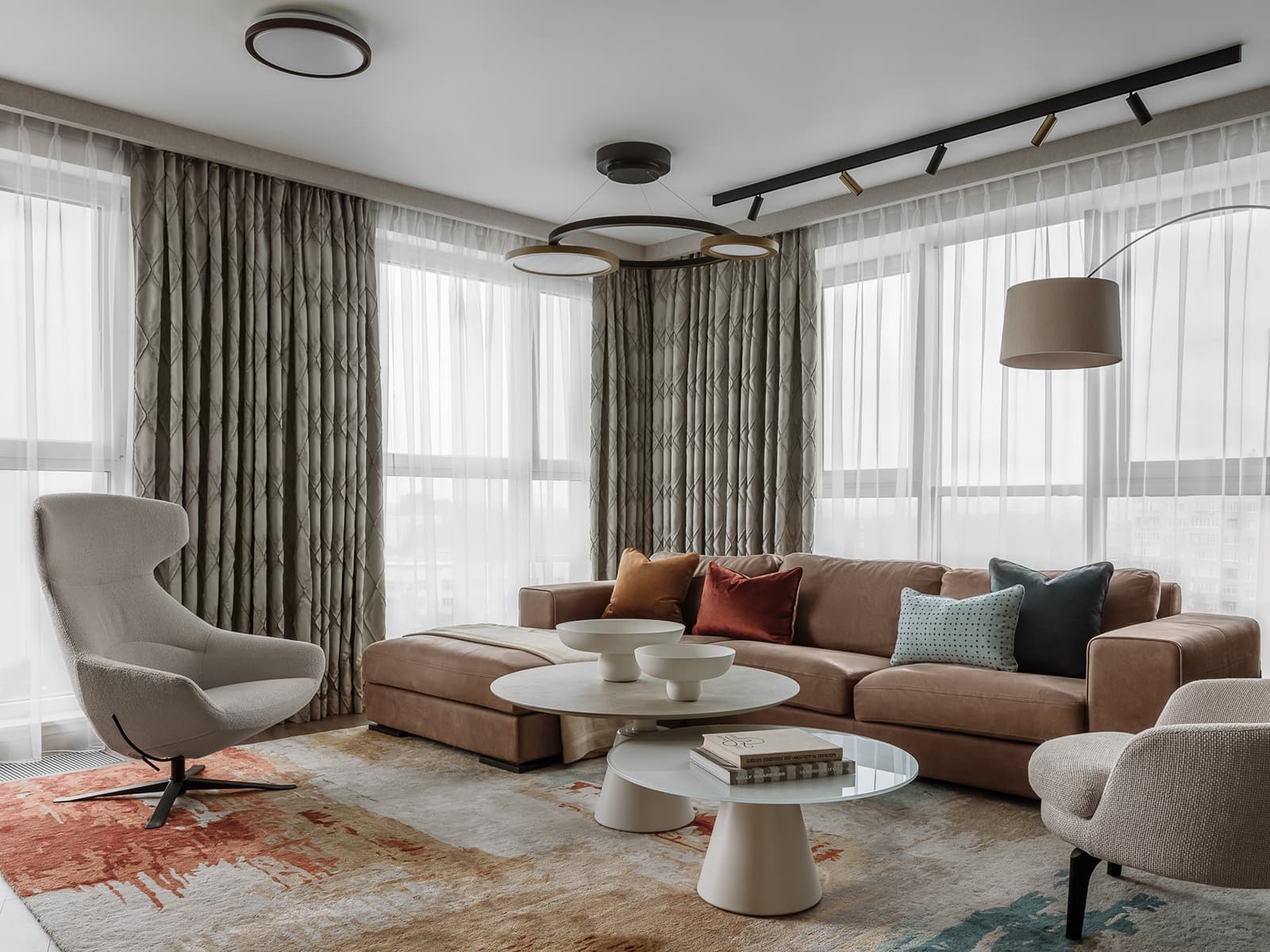 Деревянный потолок и динамичные перегородки в кухне просторной семейной квартиры — проект архитектурного бюро ON Plane