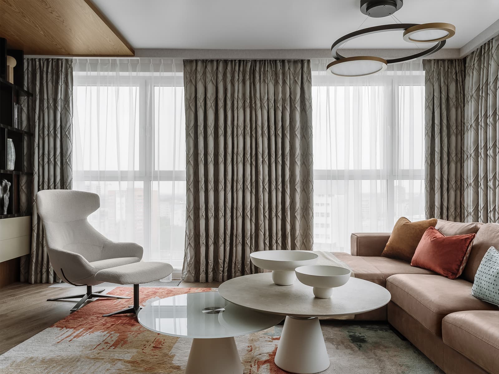 Деревянный потолок и динамичные перегородки в кухне просторной семейной квартиры — проект архитектурного бюро ON Plane