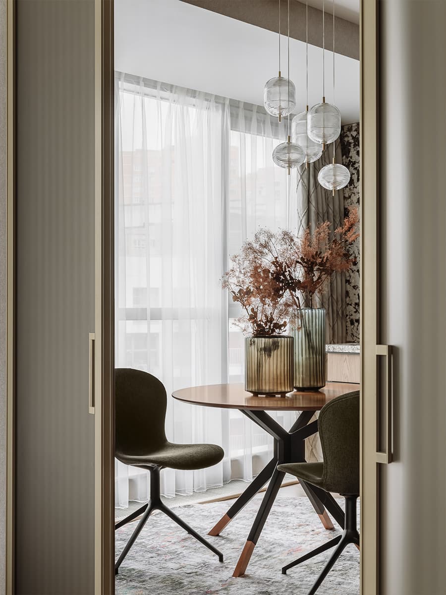 Деревянный потолок и динамичные перегородки в кухне просторной семейной квартиры — проект архитектурного бюро ON Plane