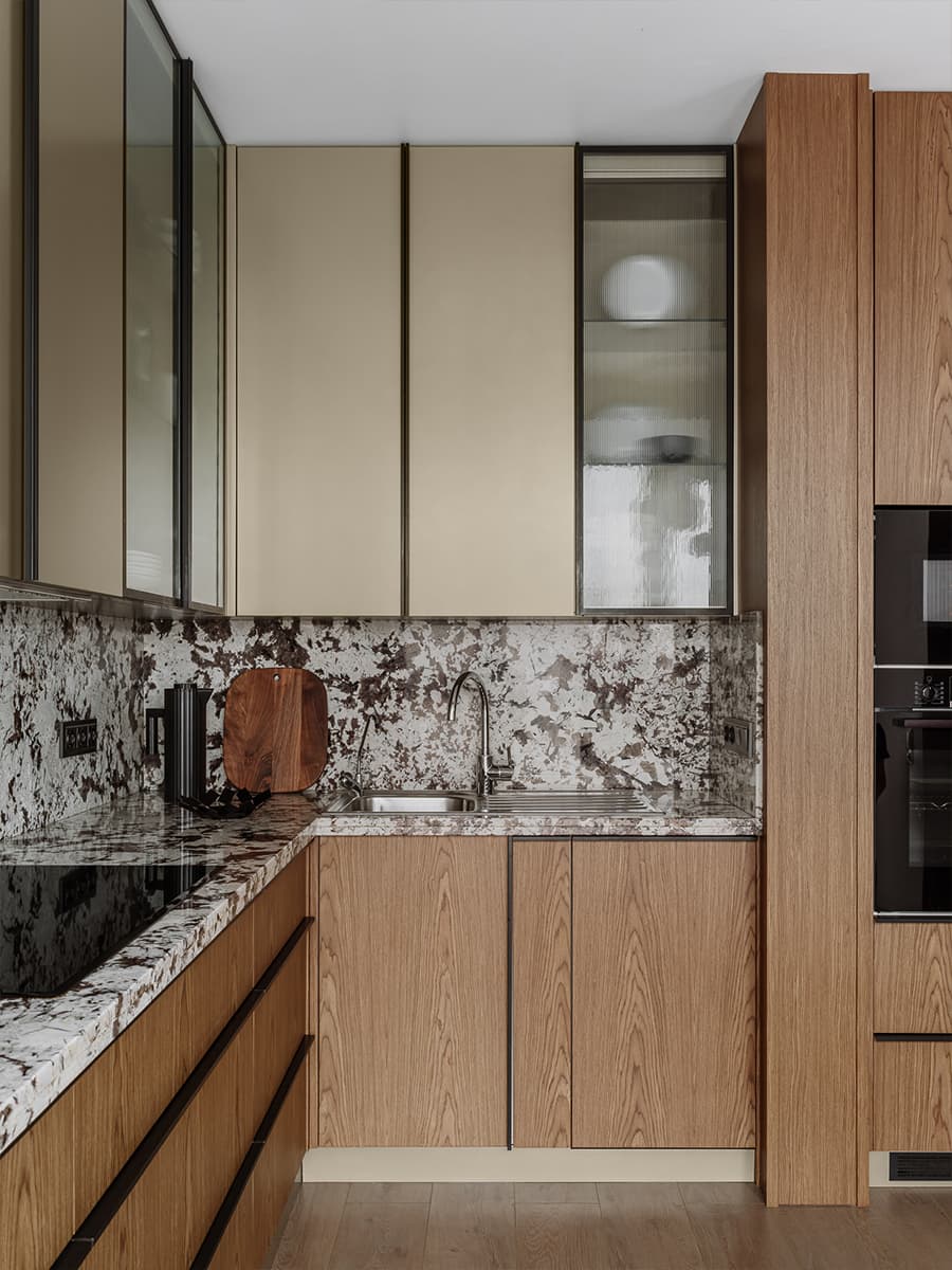 Деревянный потолок и динамичные перегородки в кухне просторной семейной квартиры — проект архитектурного бюро ON Plane