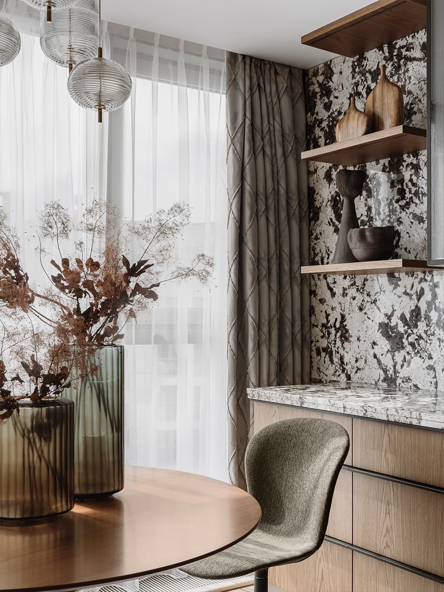 Деревянный потолок и динамичные перегородки в кухне просторной семейной квартиры — проект архитектурного бюро ON Plane