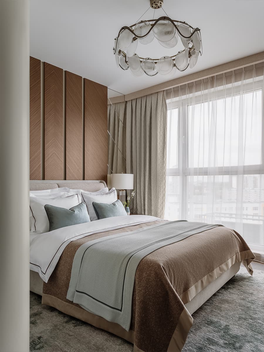 Деревянный потолок и динамичные перегородки в кухне просторной семейной квартиры — проект архитектурного бюро ON Plane