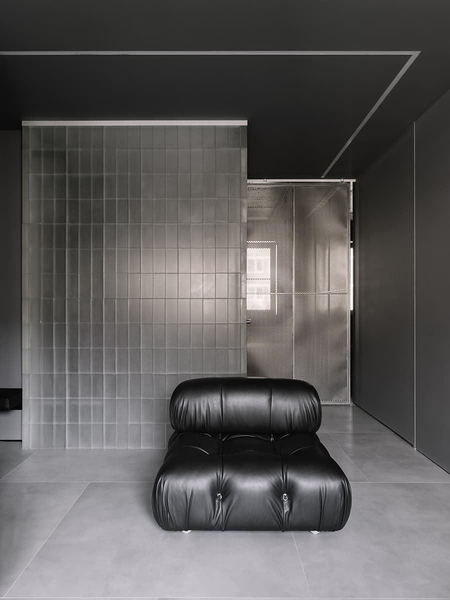 Монохромный интерьер квартиры с мужским характером в Ростове-на-Дону — проект Алексея Аладашвили