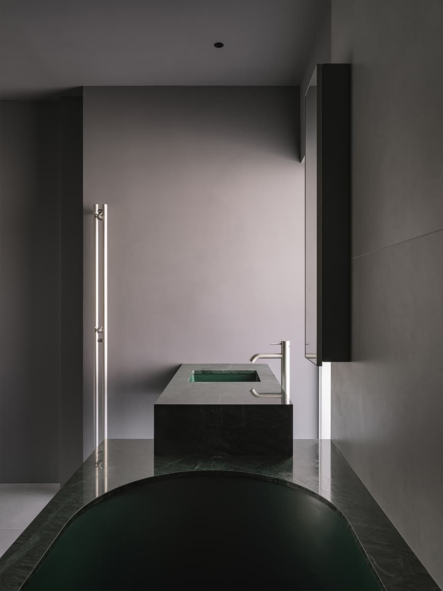 Монохромный интерьер квартиры с мужским характером в Ростове-на-Дону — проект Алексея Аладашвили