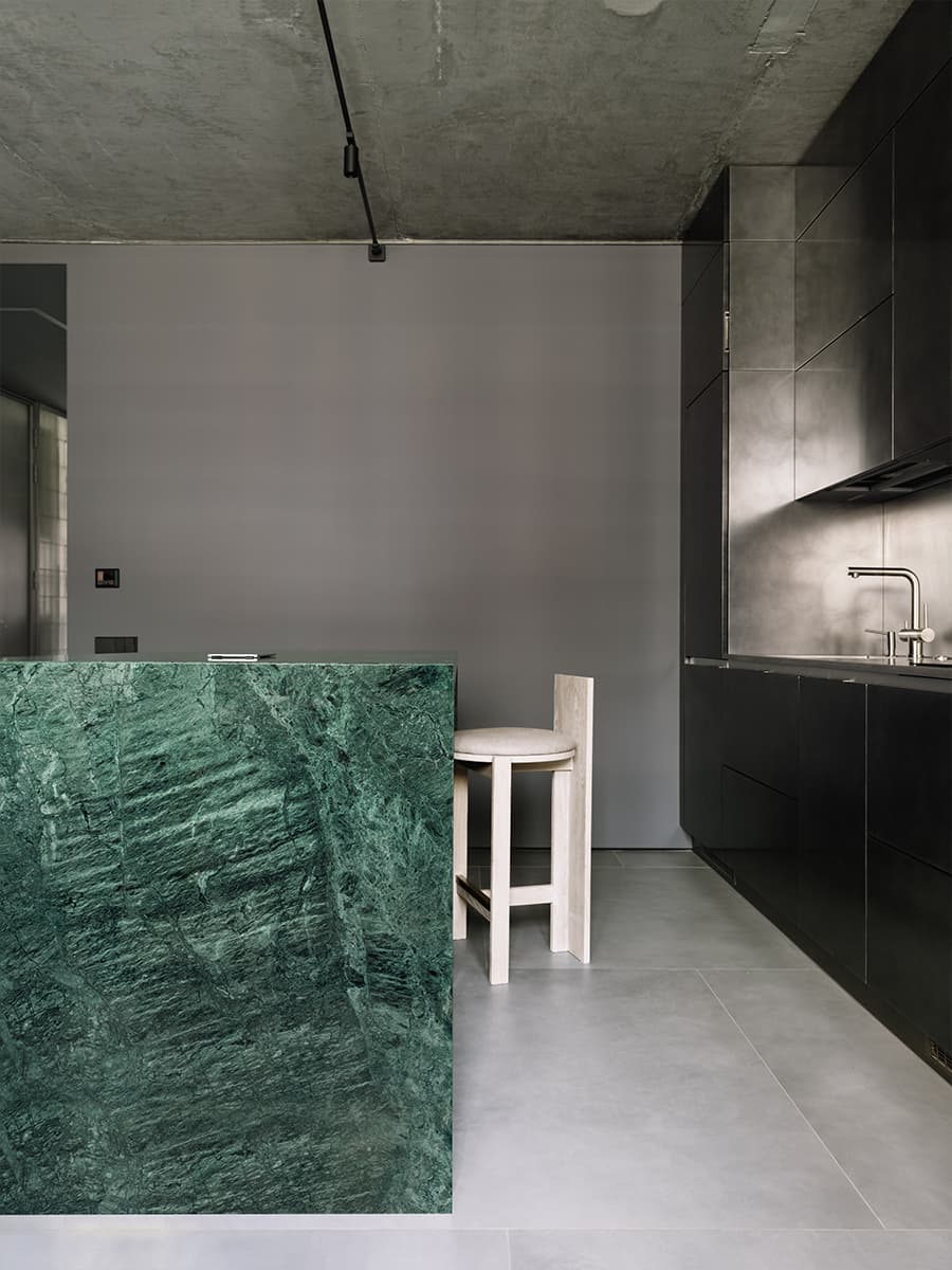 Монохромный интерьер квартиры с мужским характером в Ростове-на-Дону — проект Алексея Аладашвили