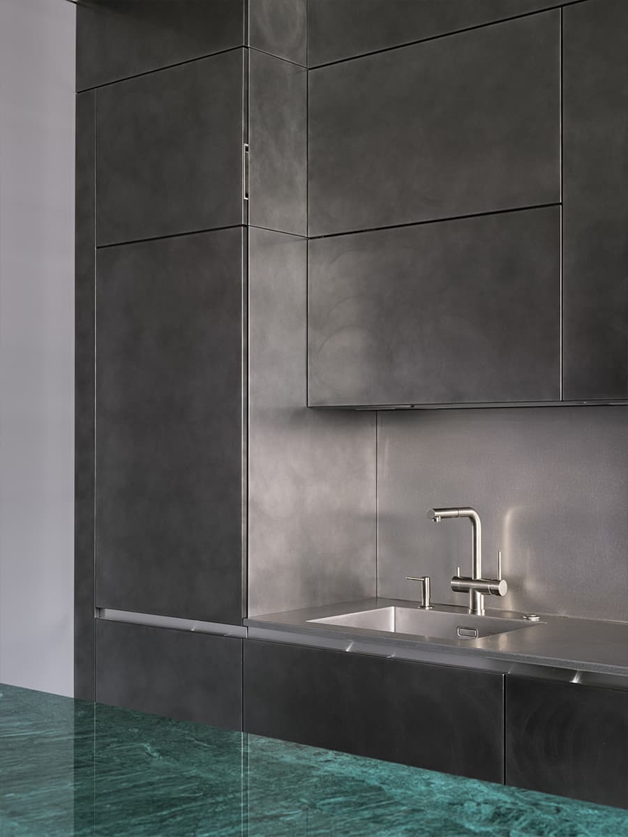 Монохромный интерьер квартиры с мужским характером в Ростове-на-Дону — проект Алексея Аладашвили