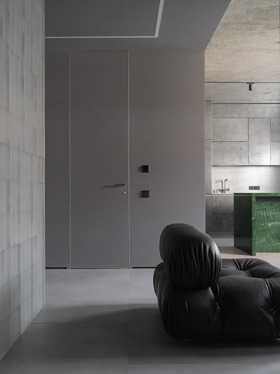 Монохромный интерьер квартиры с мужским характером в Ростове-на-Дону — проект Алексея Аладашвили