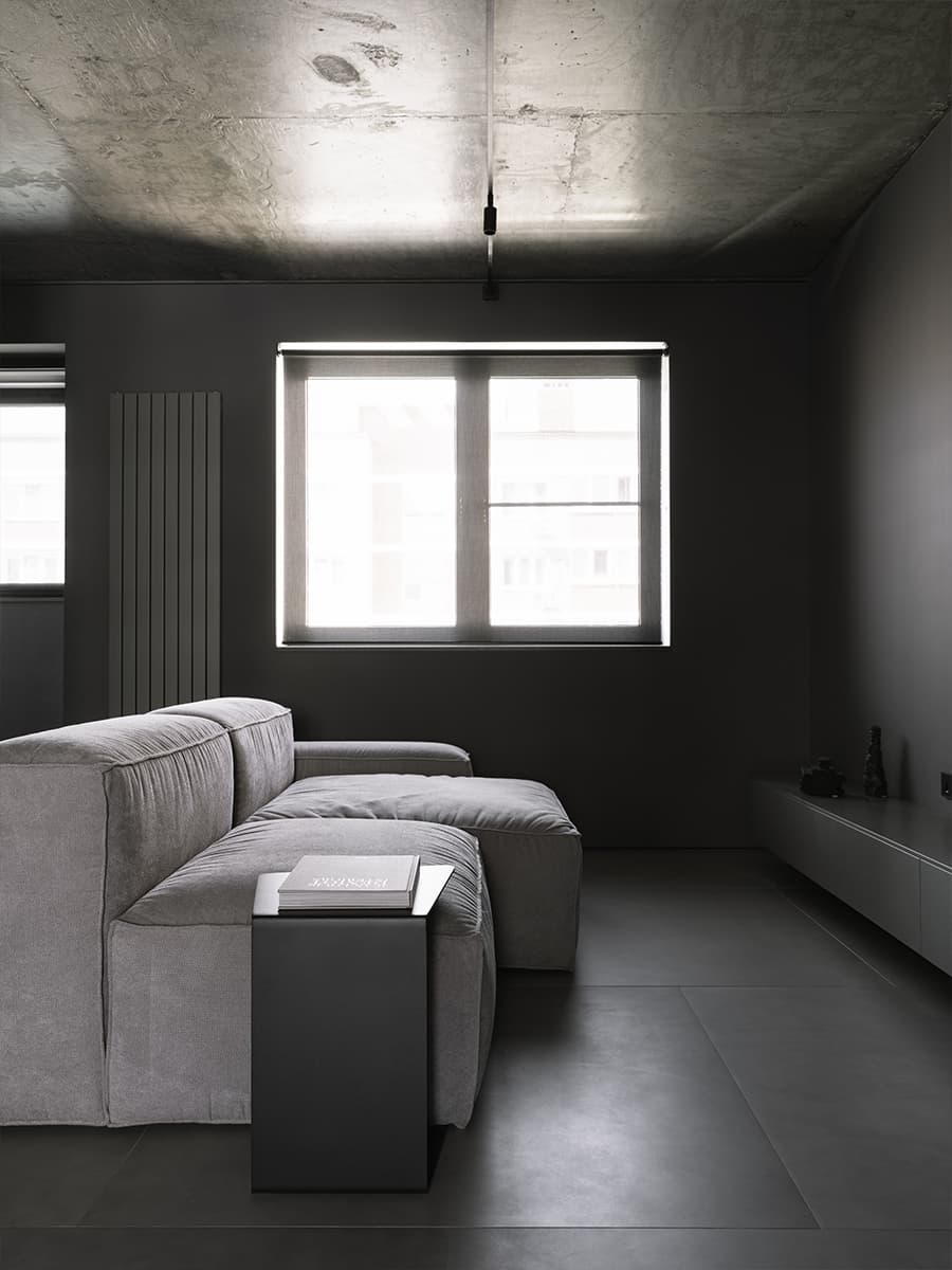 Монохромный интерьер квартиры с мужским характером в Ростове-на-Дону — проект Алексея Аладашвили