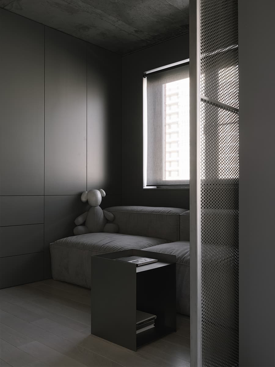 Монохромный интерьер квартиры с мужским характером в Ростове-на-Дону — проект Алексея Аладашвили