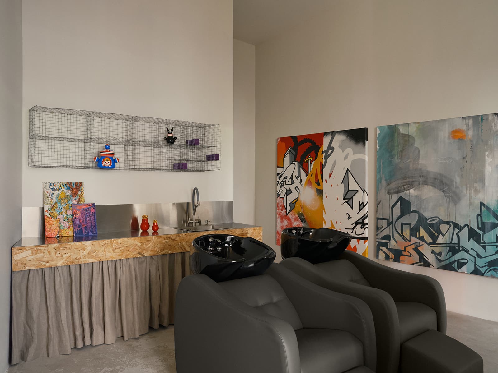 Берлинский андеграунд и нотки советской культуры в интерьере салона красоты — проект бюро Явь