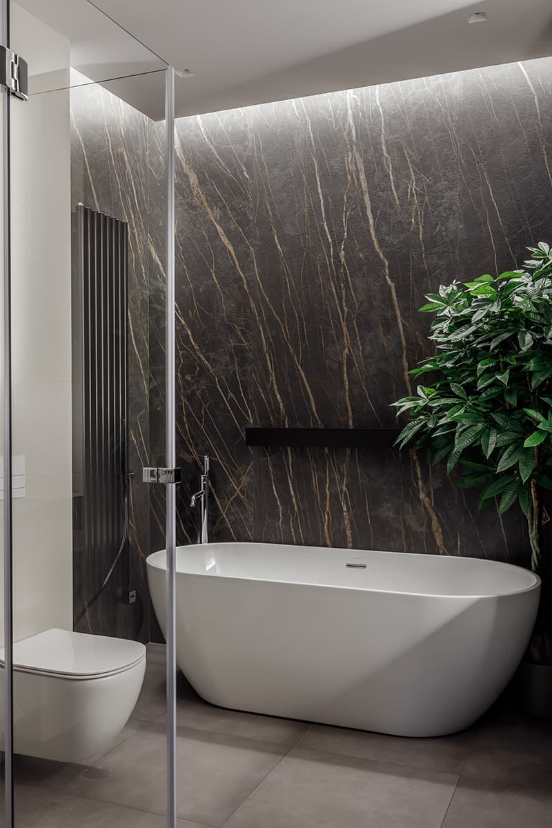 Кухня с металлизированными фасадами в просторной сочинской квартире — проект дизайн-студии VSREDE