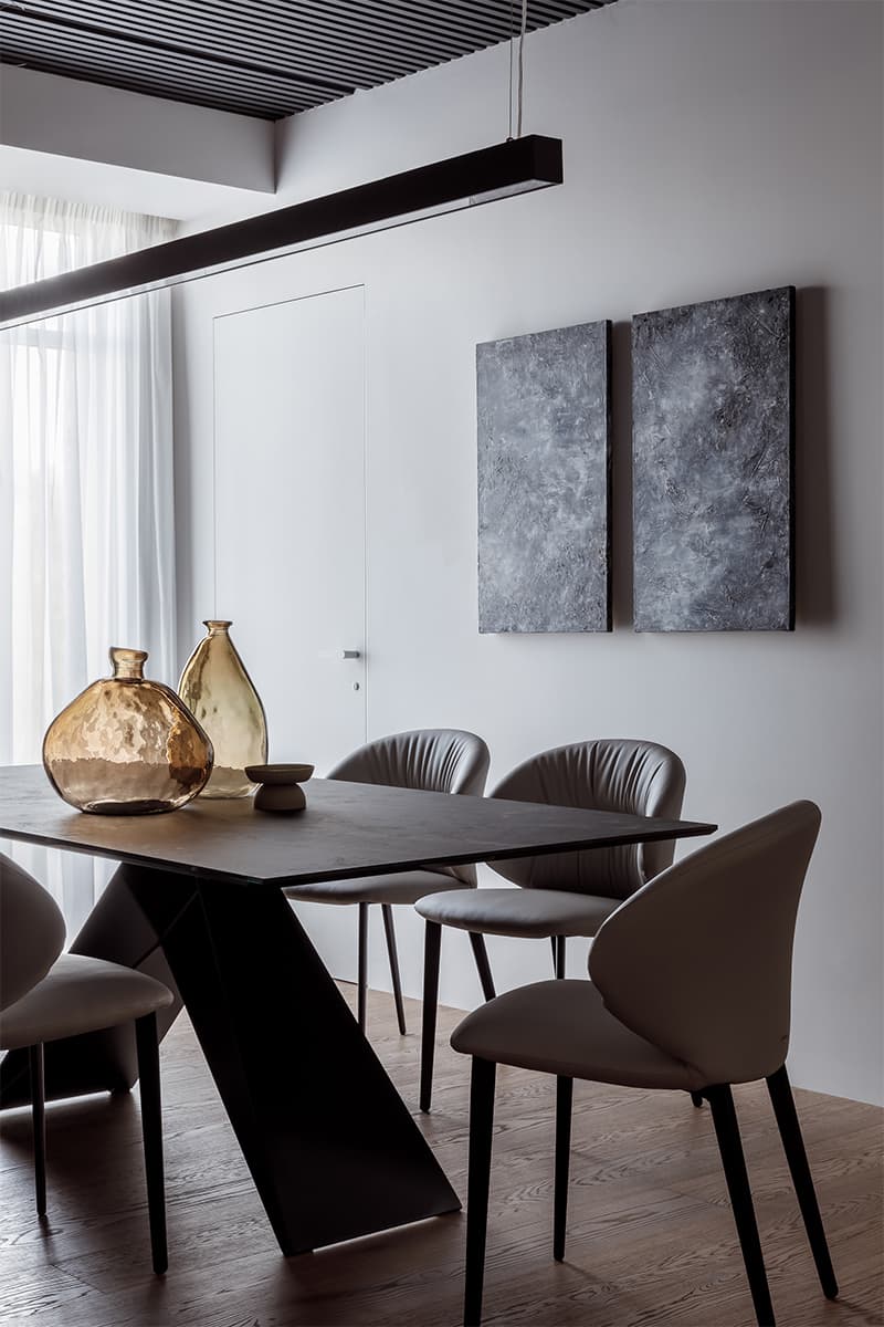 Кухня с металлизированными фасадами в просторной сочинской квартире — проект дизайн-студии VSREDE