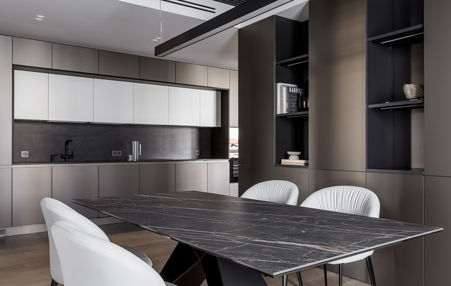 Кухня с металлизированными фасадами в просторной сочинской квартире — проект дизайн-студии VSREDE