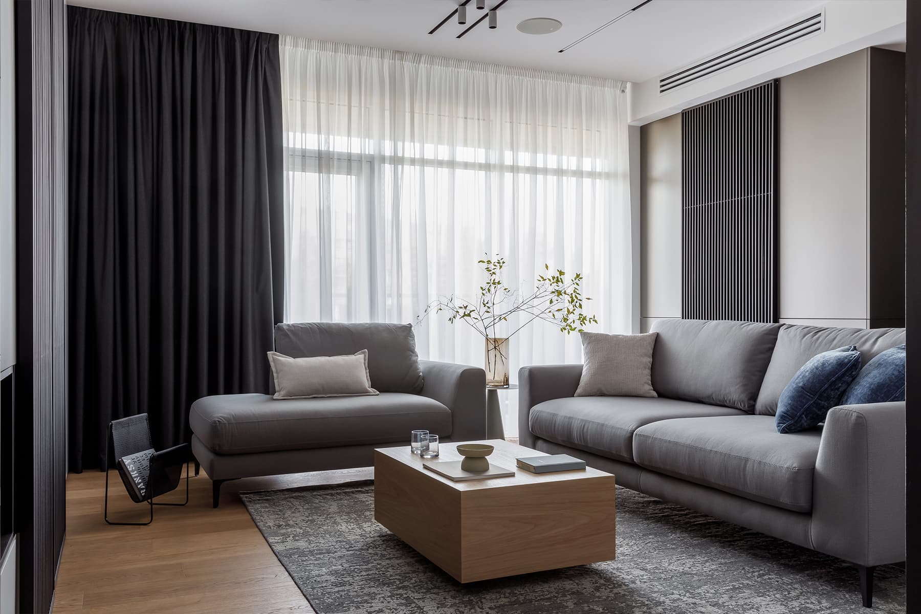 Кухня с металлизированными фасадами в просторной сочинской квартире — проект дизайн-студии VSREDE